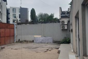 GOMBE ZONE A MISE EN VENTE DUNE PARCELLE DE  400m soit 20m20m  AYANT UN BTIMENT A DEMOLIR   Tout pres du fleuve 