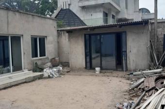 GOMBE ZONE A MISE EN VENTE DUNE PARCELLE DE  400m soit 20m20m  AYANT UN BTIMENT A DEMOLIR   Tout pres du fleuve 