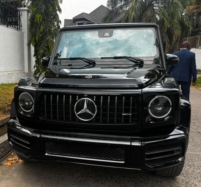 Mercedes benz AMG 2025 sans plaque essence volant normal  prix 200.000  discuter lgrement  localisation appel 