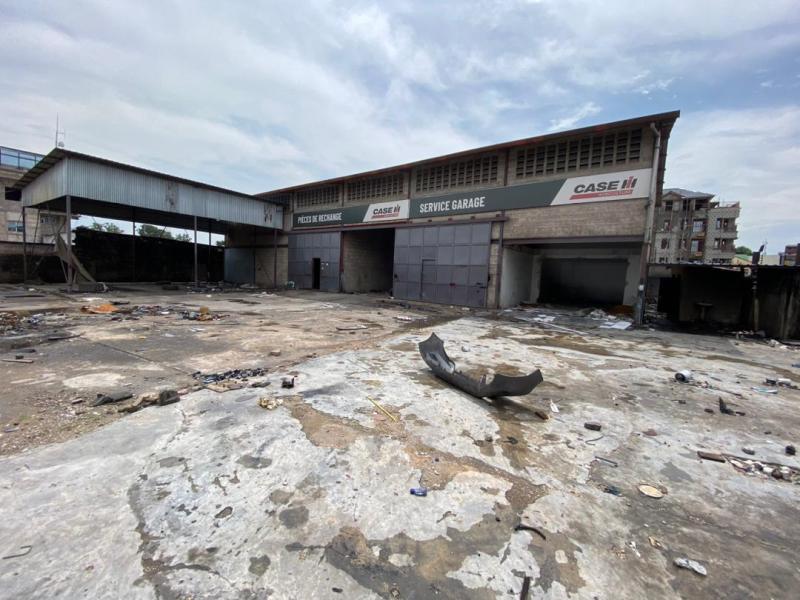 Concession 9 Portes  3 Entrepts en Location  Limete