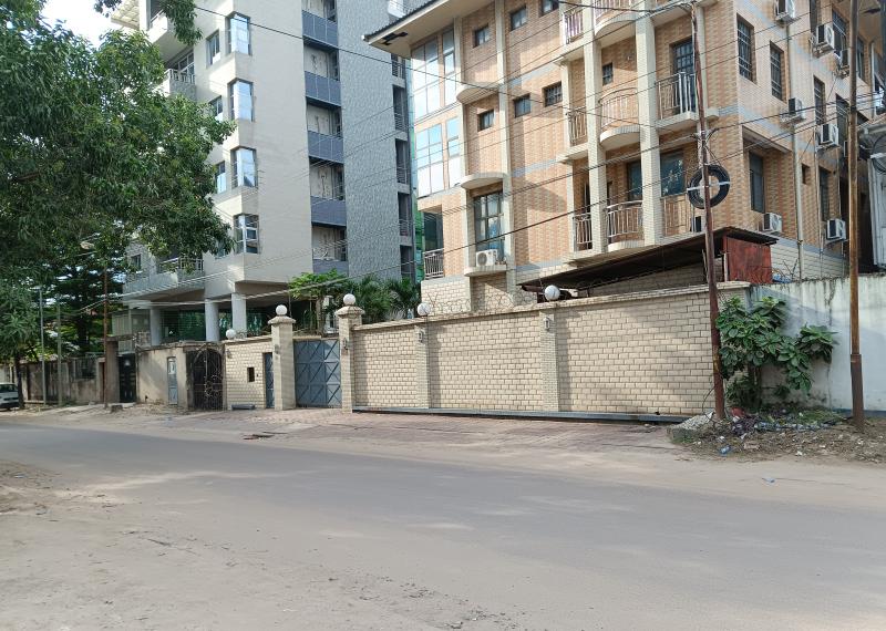 GS13IMMO SARL met  votre disposition la vente de toute cette vaste parcelle CGombe Rf  Ministre de la Dfense. Surface 2.300Mtres carrs. Prix 3.500.000  discuter.