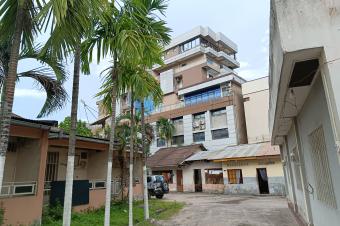 GS13IMMO SARL met  votre disposition la vente de toute cette vaste parcelle CGombe Rf  Ministre de la Dfense. Surface 2.300Mtres carrs. Prix 3.500.000  discuter.