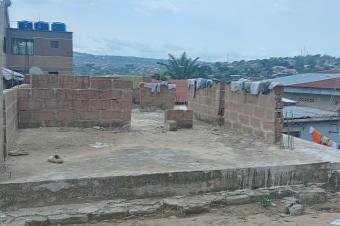 GS13IMMO SARL met  votre disposition la vente d cette parcelle disposant d maisons. CMontngafula. Rf Lglise Sainte Rita Dimension 1020M. Prix 75.000  discuter. vous