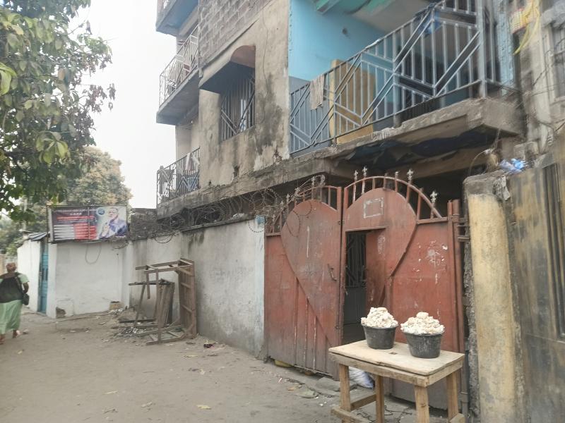 GS13IMMO SARL met  votre disposition la vente de cette parcelle disposant dun immeuble R3 CBandal. Rf Police dInga. Dimension 1520M. Prix 270.000  discuter.  vous.