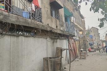 GS13IMMO SARL met  votre disposition la vente de cette parcelle disposant dun immeuble R3 CBandal. Rf Police dInga. Dimension 1520M. Prix 270.000  discuter.  vous.