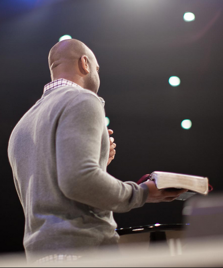 Que le nom de Dieu soit bni depuis toujours et  jamais  Car la sagesse et la puissance Lui appartiennent Daniel 2.20