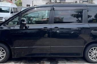 TOYOTA NOHA 3 A VENDRE