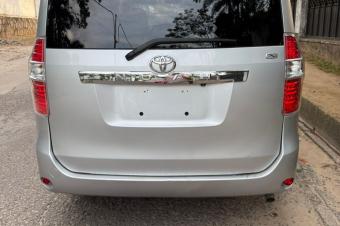 TOYOTA NOHA 3 A VENDRE A KINSHASA 