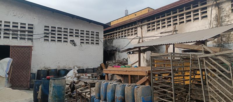 GS13IMMO SARL met  votre disposition la vente d cette concession disposant deux grands entrepts CLimete Inds 2 Rue. Surface 1.205mtres carrs. Prix 1.500.000  discut.