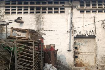 AGK IMMO met  votre disposition la vente d cette concession disposant 2grands entrepts CLimete Inds 2 Rue. Surface 1.205mtres carrs. Prix 1.500.000  discuter.  vous.