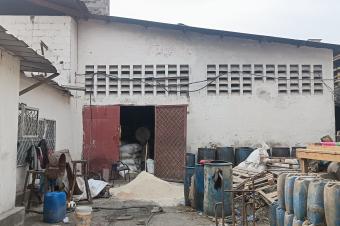 AGK IMMO met  votre disposition la vente d cette concession disposant 2grands entrepts CLimete Inds 2 Rue. Surface 1.205mtres carrs. Prix 1.500.000  discuter.  vous.