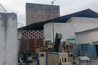 AGK IMMO met  votre disposition la vente d cette concession disposant 2grands entrepts CLimete Inds 2 Rue. Surface 1.205mtres carrs. Prix 1.500.000  discuter.  vous.