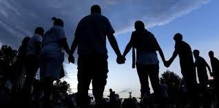  Aidezvous les uns les autres  porter vos fardeaux. De cette manire vous accomplirez la loi de Christ . Galates 6. 2