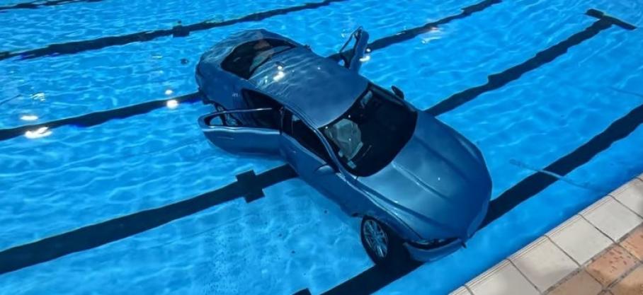 France:  Une voiture aboutit au fond d'un bassin de natation où se trouvaient plusieurs nageurs après avoir percuté la baie vitrée de la piscine municipale