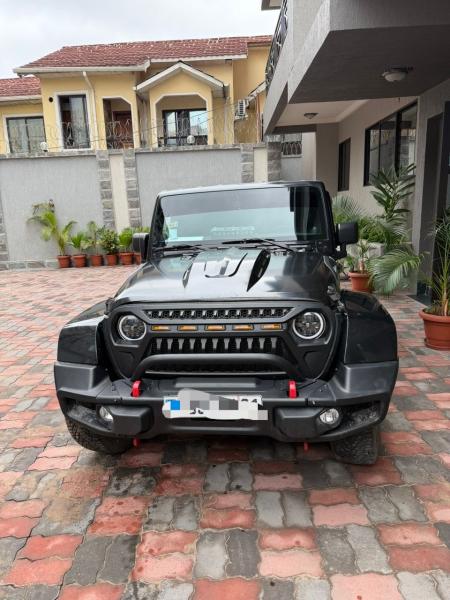 Jeep wrangler 2018  Full options  Volant gauche  Automatique  Moteur impeccable   Prix  20.000  discut lgrement  Besoin dargent  Localisation appel   Offre directe