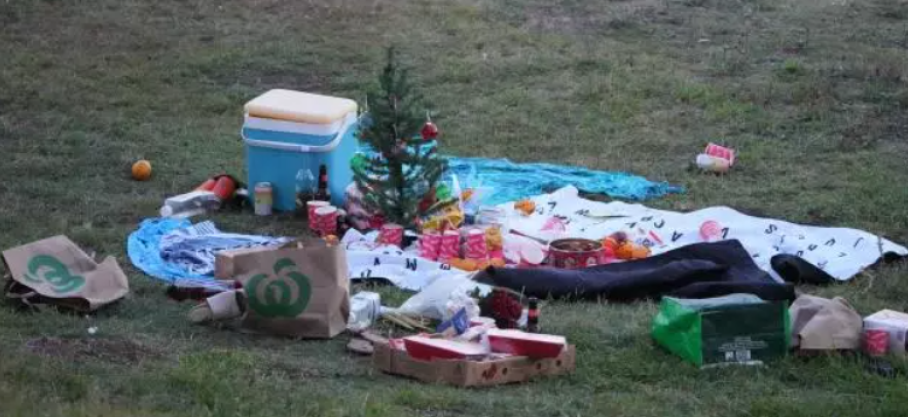 Australie : un petit sapin de Noël trône au milieu d'un pique-nique de Noël abandonné à Bondi Beach après une fusillade signalée à Sydney, dimanche 14 décembre 2025