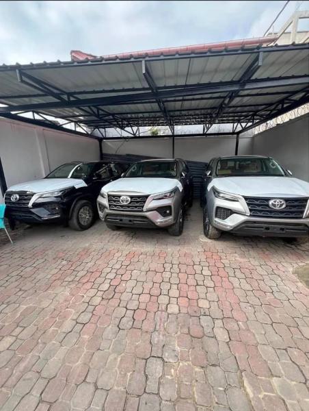 6 PIECES DES TOYOTA FORTUNER SANS PLAQUE 2025 AUTHENTIQUE  PRIX 50.000 PAR PICES   AUTOMATIQUE ESSENCES 00.0 KILOMTRES CLIMATISATION IMPECCABLES FULLS OPTIONS LOCALISATI