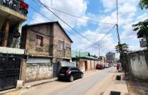 Vente d'une parcelle avec des maisons type locatif à kintambo très bien situé, sur une avenue asphaltée non loin du boulevard Avec une superficie de 10/15 mètres mediacongo