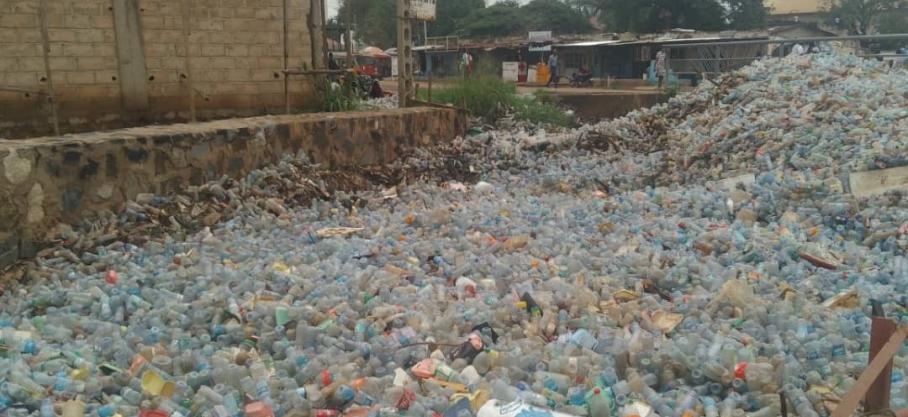 Lubumbashi : le pont Naviundu envahi par des bouteilles en plastique