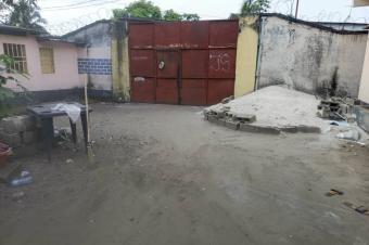 PARCELLE LOCATIVE AVEC 4 MAISONS  VENDRE AU QCAMP PM C NSELE 