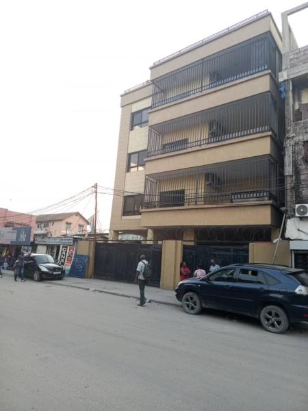 Immeuble mis en vente dans la commune de KINTAMBO   Dimensions 1525m  Rf Vlodrome Direction komoriko sur macadame 