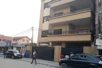 Immeuble mis en vente dans la commune de KINTAMBO   Dimensions 1525m  Rf Vlodrome Direction komoriko sur macadame 