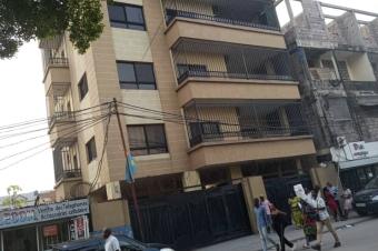 Immeuble mis en vente dans la commune de KINTAMBO   Dimensions 1525m  Rf Vlodrome Direction komoriko sur macadame 