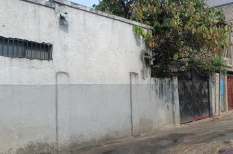 GS13IMMO SARL met  votre disposition la vente d cette magnifique parcelle avec une jolie maison basse. Q Sans Fils CMasina. Rf Tribunal. Prix 150.000  discuter.  vous