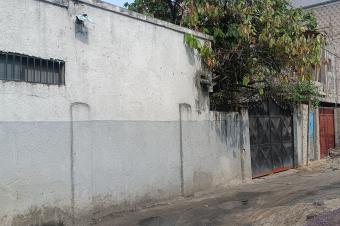 GS13IMMO SARL met  votre disposition la vente d cette magnifique parcelle avec une jolie maison basse. Q Sans Fils CMasina. Rf Tribunal. Prix 150.000  discuter.  vous