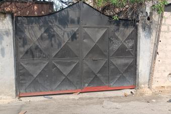 GS13IMMO SARL met  votre disposition la vente d cette magnifique parcelle avec une jolie maison basse. Q Sans Fils CMasina. Rf Tribunal. Prix 150.000  discuter.  vous