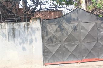GS13IMMO SARL met  votre disposition la vente d cette magnifique parcelle avec une jolie maison basse. Q Sans Fils CMasina. Rf Tribunal. Prix 150.000  discuter.  vous