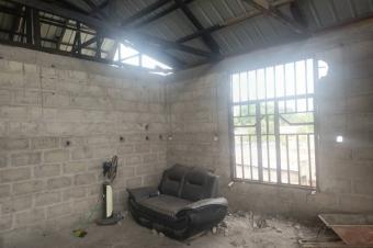 PARCELLE AVEC IMMEUBLE TYPE LOCATAIRES CONTIENNENT DEUX APPARTEMENTS  TERRE JAUNE C. NSELE 