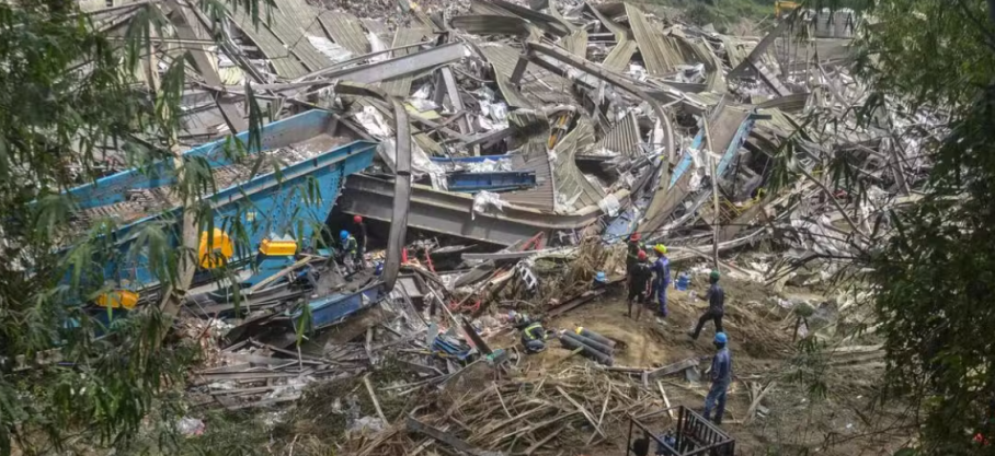 Philippines : 6 morts, 32 disparus… course contre la montre après l’effondrement d’une gigantesque décharge