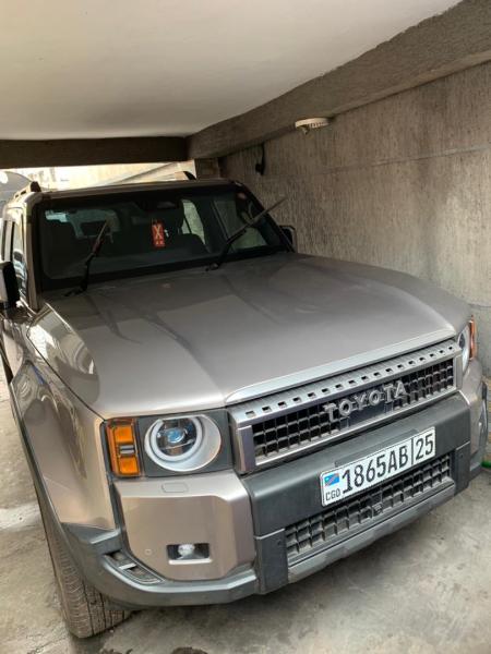 TOYOTA PRADO ADVENTURE 2025 PLAQUE AB25  PRIX 63.000 LISOLO MUKIE KK.   AUTOMATIQUE ESSENCES VOLANT DROITS 5.000 KILOMTRES CLIMATISATION IMPECCABLES FULLS OPTIONS LOCALI