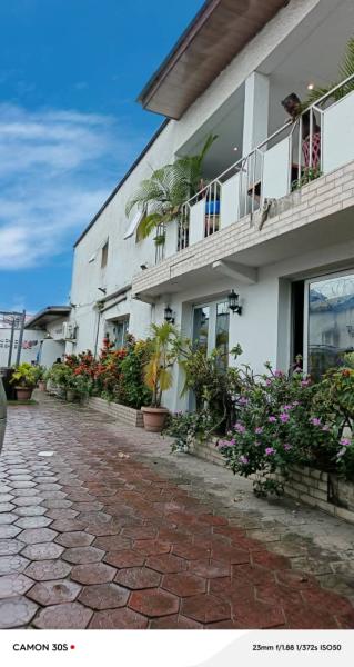 BANDAL Q. ADOULA MISE EN VENTE DUNE PROPRITAIRE  AVEC BTIMENT R1 DE 5 CHAMBRES  3 SALONS GRANDE CUISINE QUIPE 4 SALLES DE BAIN DES BALCONS ET  ANNEXE DE 2CH