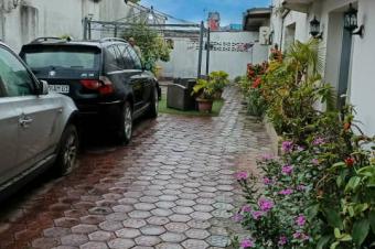 BANDAL Q. ADOULA MISE EN VENTE DUNE PROPRITAIRE  AVEC BTIMENT R1 DE 5 CHAMBRES  3 SALONS GRANDE CUISINE QUIPE 4 SALLES DE BAIN DES BALCONS ET  ANNEXE DE 2CH