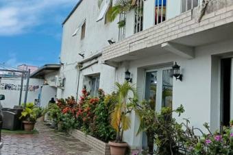 BANDAL Q. ADOULA MISE EN VENTE DUNE PROPRITAIRE  AVEC BTIMENT R1 DE 5 CHAMBRES  3 SALONS GRANDE CUISINE QUIPE 4 SALLES DE BAIN DES BALCONS ET  ANNEXE DE 2CH