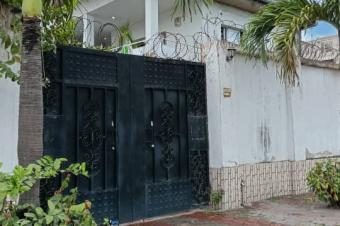 BANDAL Q. ADOULA MISE EN VENTE DUNE PROPRITAIRE  AVEC BTIMENT R1 DE 5 CHAMBRES  3 SALONS GRANDE CUISINE QUIPE 4 SALLES DE BAIN DES BALCONS ET  ANNEXE DE 2CH