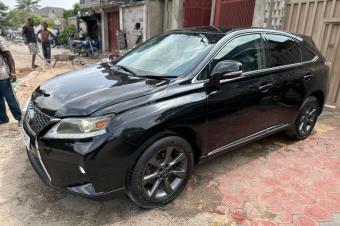  LEXUS RX 270  AUTOMATIQUE  ANNE DE FABRICATION 2015 4CYLINDRES  ESSENCE  FULL OPTIONS  KILOMTRAGE  42.120km CHAISES CHAUFFANTES CAPTEURS DE MOUVEMENTS CLIMATIS  INTRIEUR 