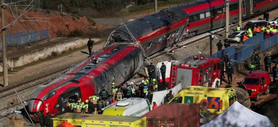 Des membres de la garde civile espagnole et des secours interviennent sur le site du déraillement mortel de deux trains à grande vitesse près d'Adamuz, en Andalousie, le 19 janvier 2026