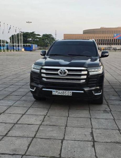 Toyota GXR 2012 modifier 2023  Full option  Volant gauche  Automatique Essence Toit ouvrant  V6 3 banquettes Dmarrage bouton poussoir Frigo  Faible kilomtrage Jantes chromes Int