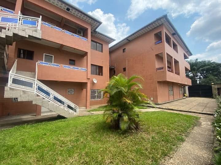 Parcelle avec 2 immeubles  Montngafula 27 sur 35m 650.000
