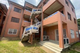 Parcelle avec 2 immeubles  Montngafula 27 sur 35m 650.000