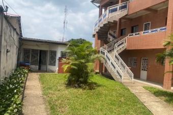 Parcelle avec 2 immeubles  Montngafula 27 sur 35m 650.000