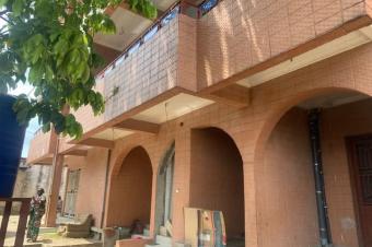 Parcelle avec 2 immeubles  Montngafula 27 sur 35m 650.000