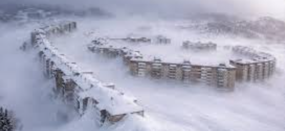 Russie: chutes de neige historique avec des congères aussi haute qu'un immeuble de deux étages !