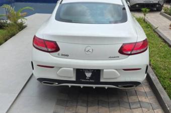 Mercedes C300 4 Matic  2019  Volant gauche  Essence  4 cylindres  Toit panoramique  Automatique  Moteur impeccable   Prix  30.000  discut lgrement  Localisation appel 