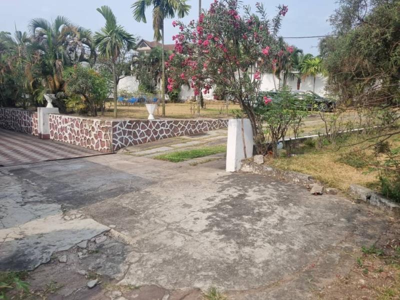 VILLA  VENDRE  NGALIEMA MA CAMPAGNES  PRIX  1.900.000  DISCUT.   SUPERFICIE  56M56 4 CHAMBRE 2 SALLE DES BAINS 1 SALON 1 SALLE  MANG.  GURITE DOUCHE TOILLETTE EXTRIE