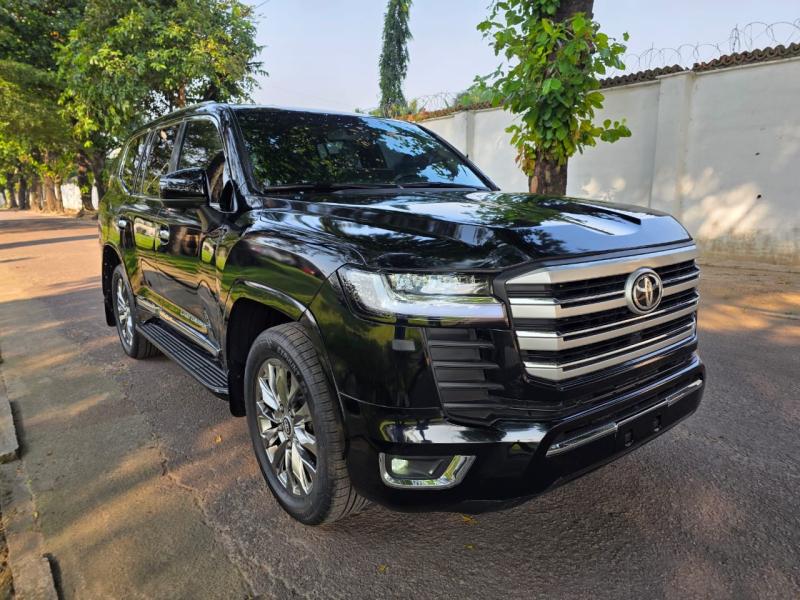 Arrivage Toyota Land Cruiser VXR Annee modifier 2024 Modification originalinterior et exterior comme le 2024 Full full option Automatique steptronique Essence 8 cy