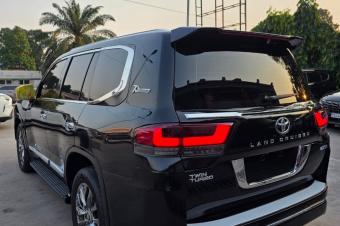 Arrivage Toyota Land Cruiser VXR Annee modifier 2024 Modification originalinterior et exterior comme le 2024 Full full option Automatique steptronique Essence 8 cy